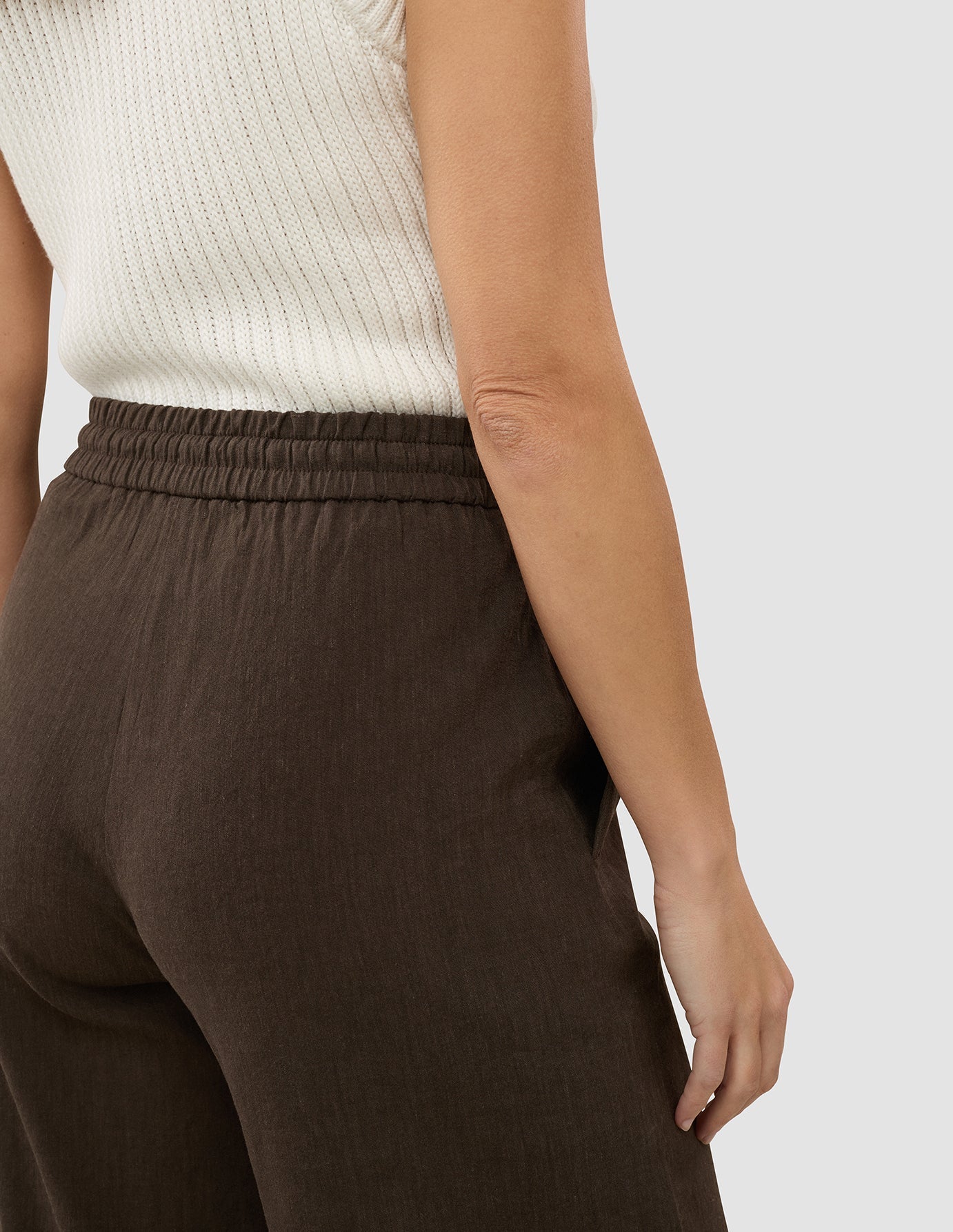 Conjunto de lino: camisa de manga corta color espresso y pantalones holgados