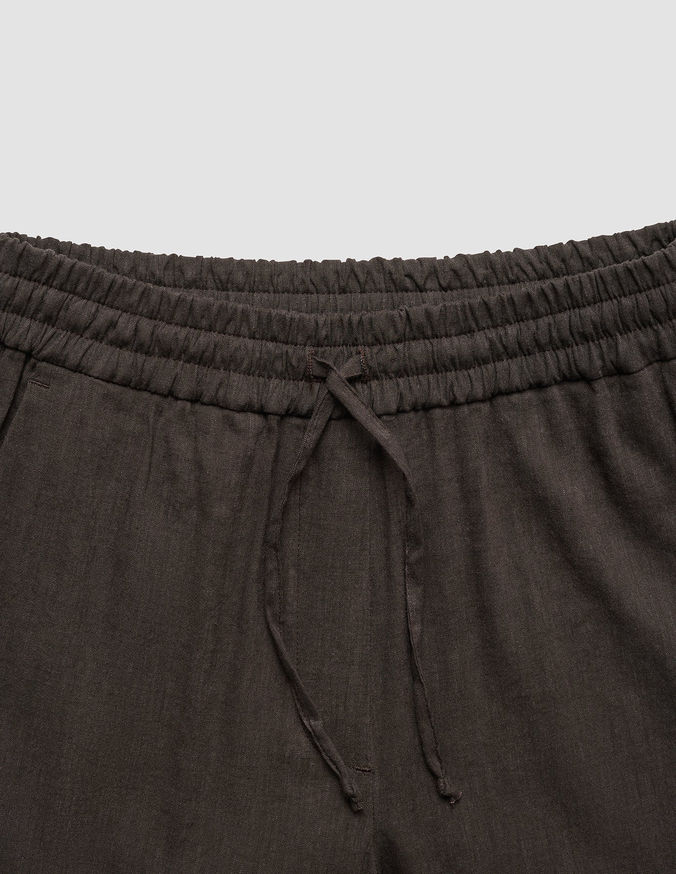 Conjunto de lino: camisa de manga corta color espresso y pantalones holgados