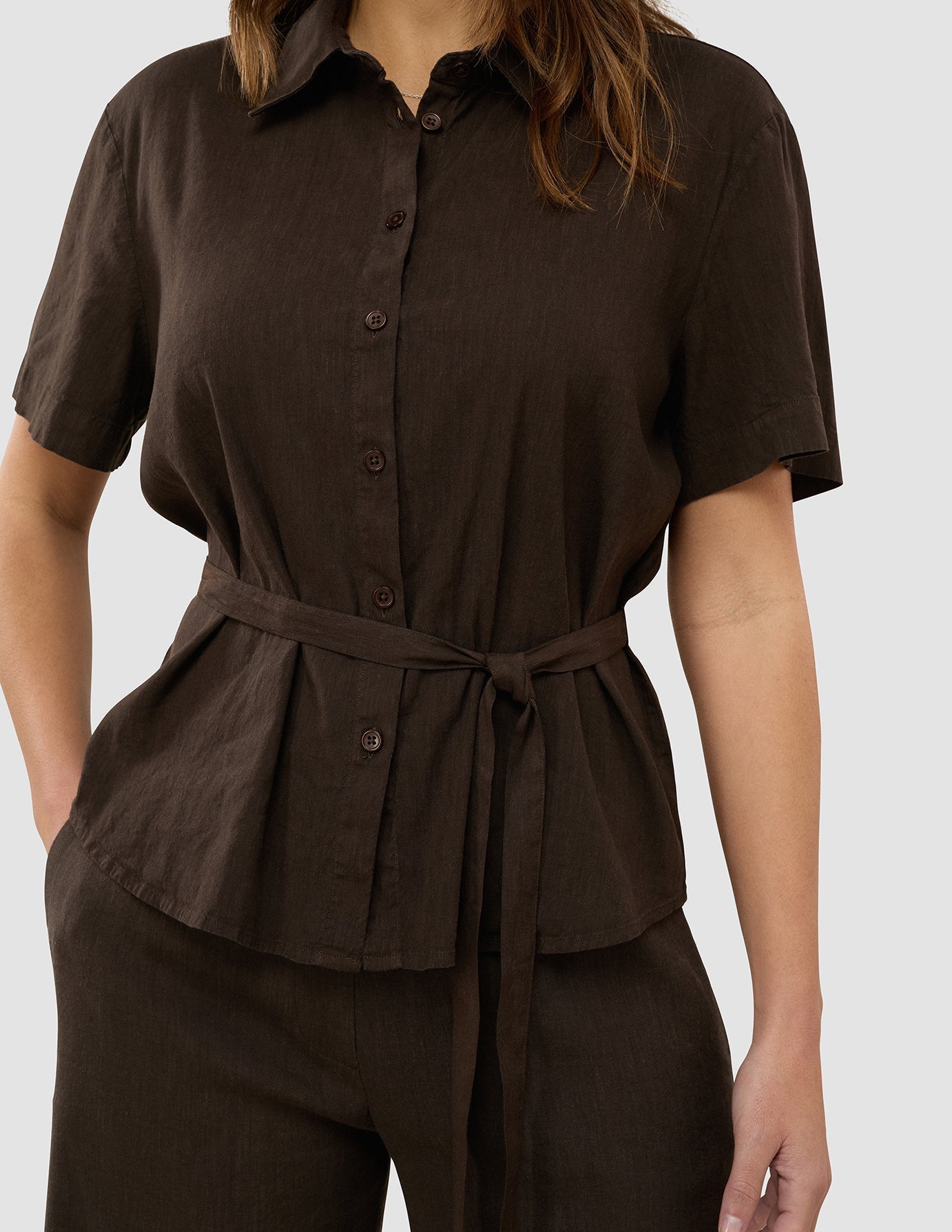 Conjunto de lino: camisa de manga corta color espresso y pantalones holgados