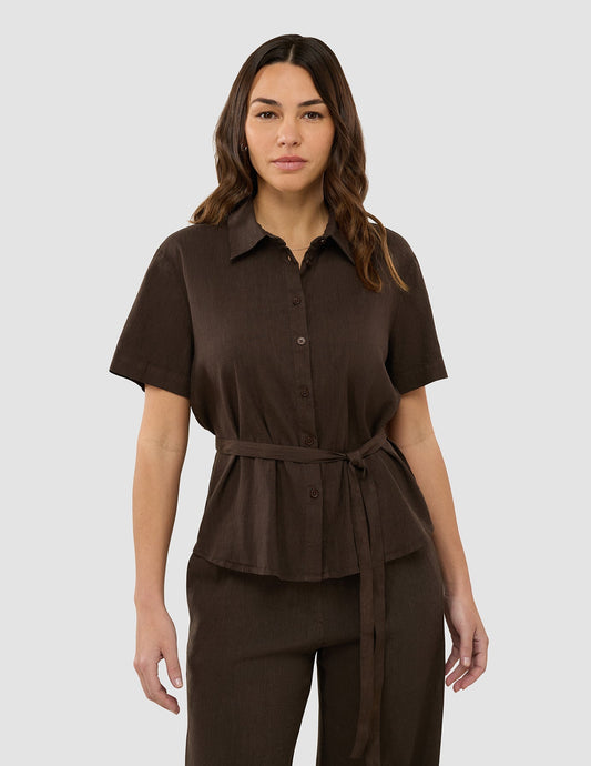 Conjunto de lino: camisa de manga corta color espresso y pantalones holgados