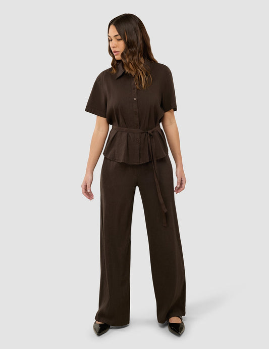 Conjunto de lino: camisa de manga corta color espresso y pantalones holgados
