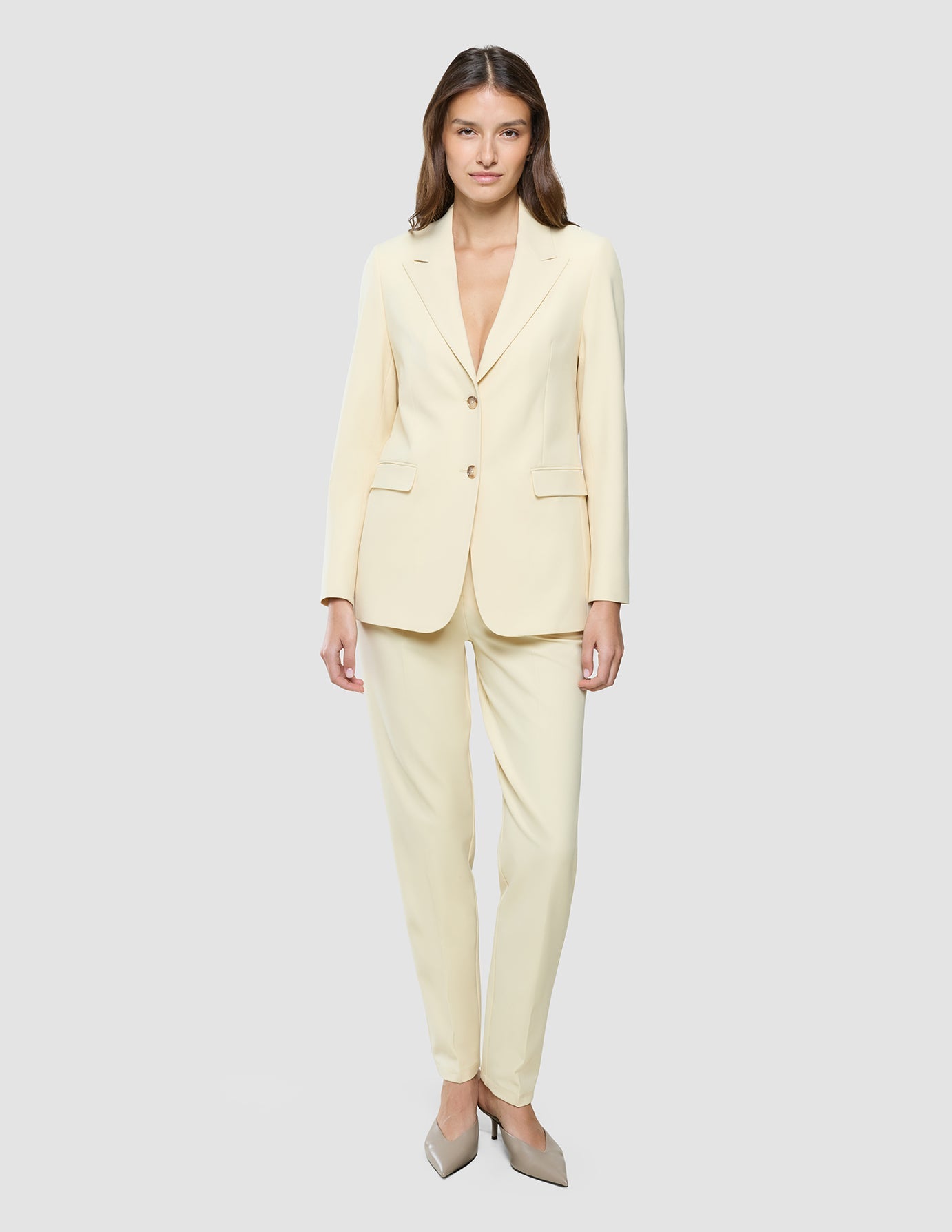 Traje Yolanda de corte entallado, amarillo brumoso