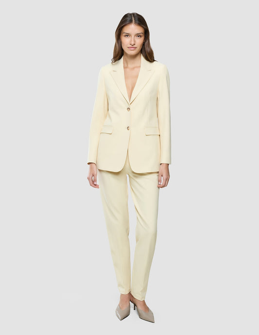 Traje Yolanda de corte entallado, amarillo brumoso