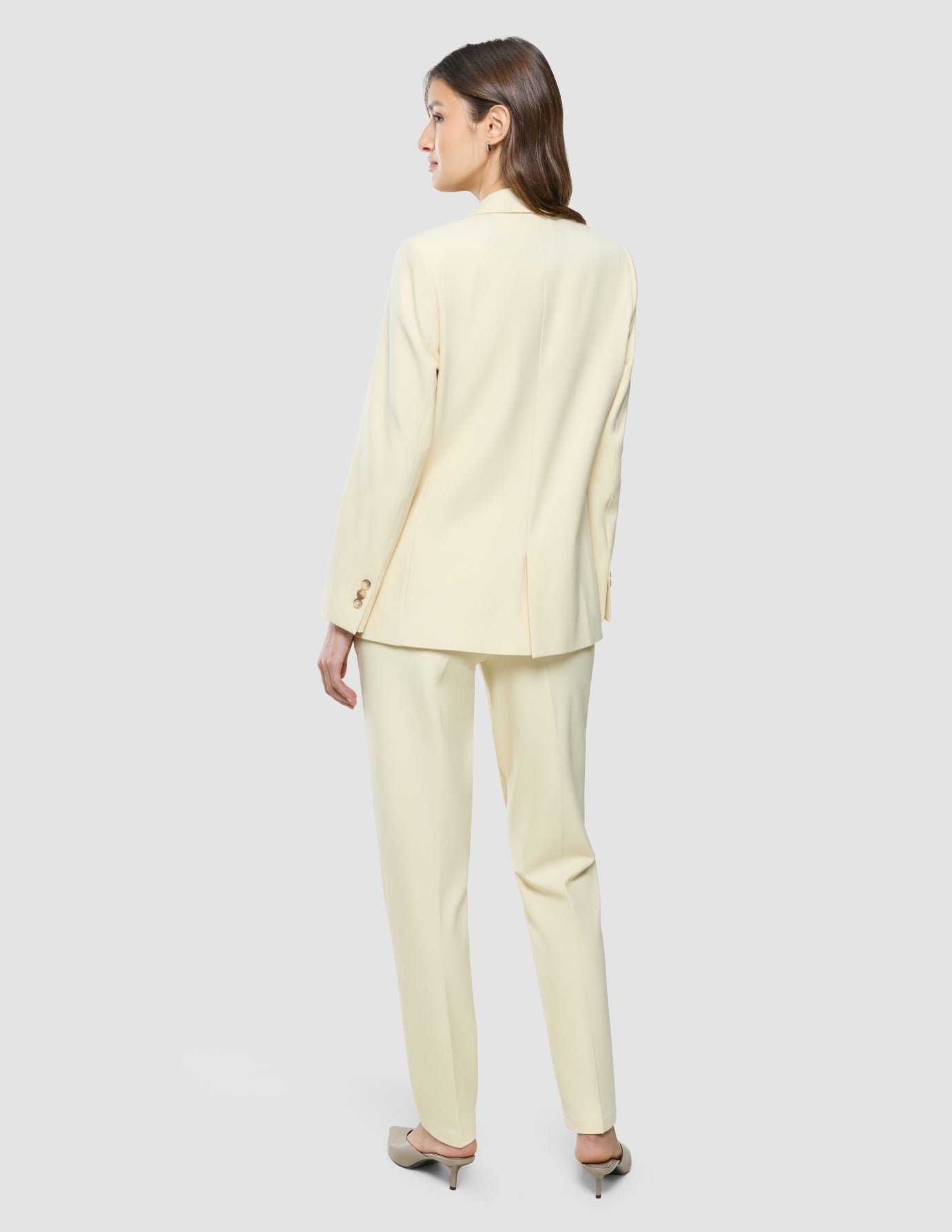 Traje Yolanda de corte entallado, amarillo brumoso