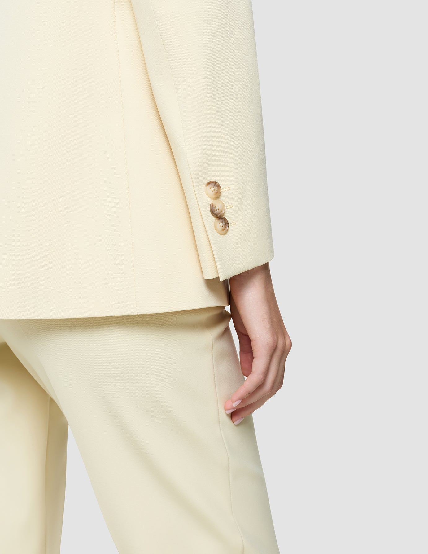 Traje Yolanda de corte entallado, amarillo brumoso