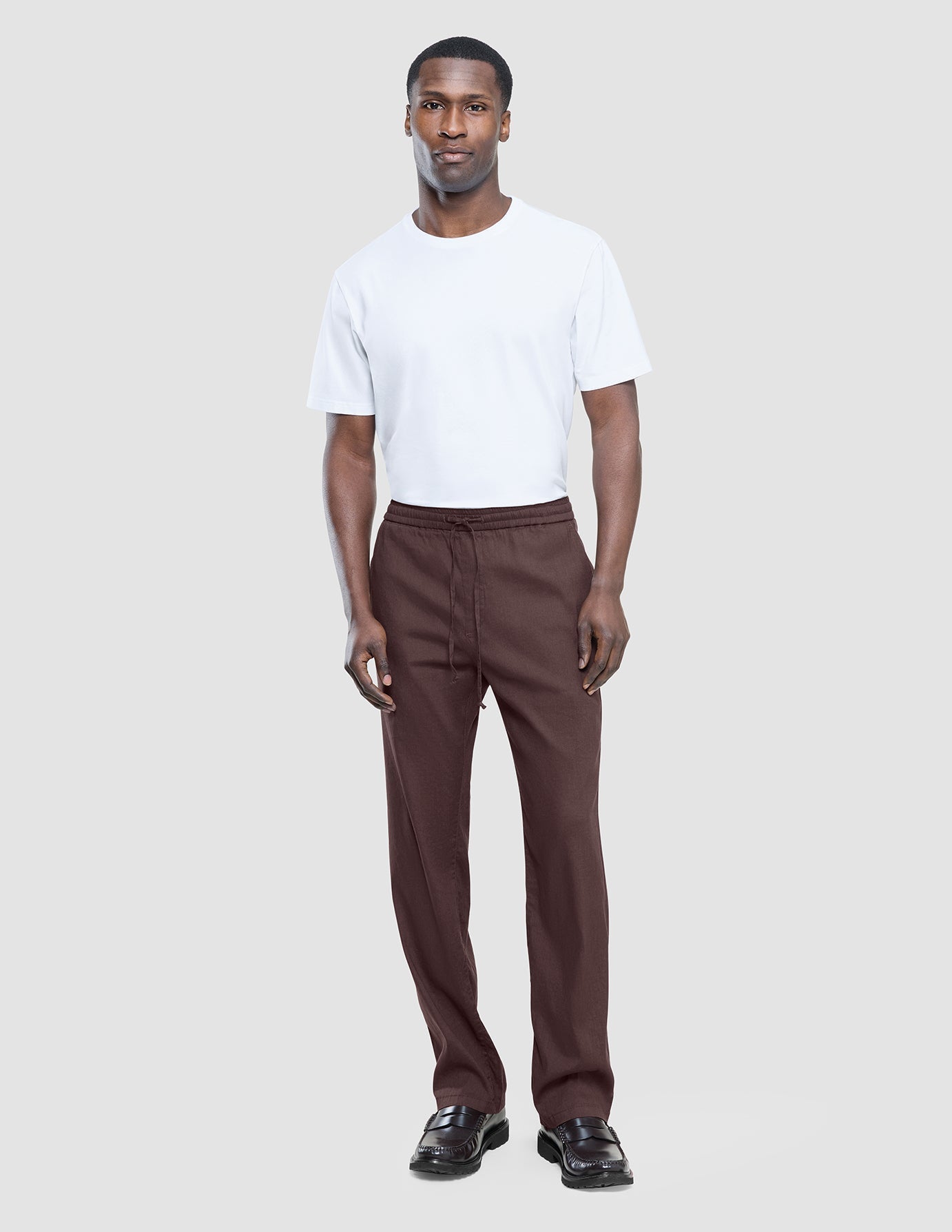 Pantalones de lino de alta calidad, color marrón oscuro