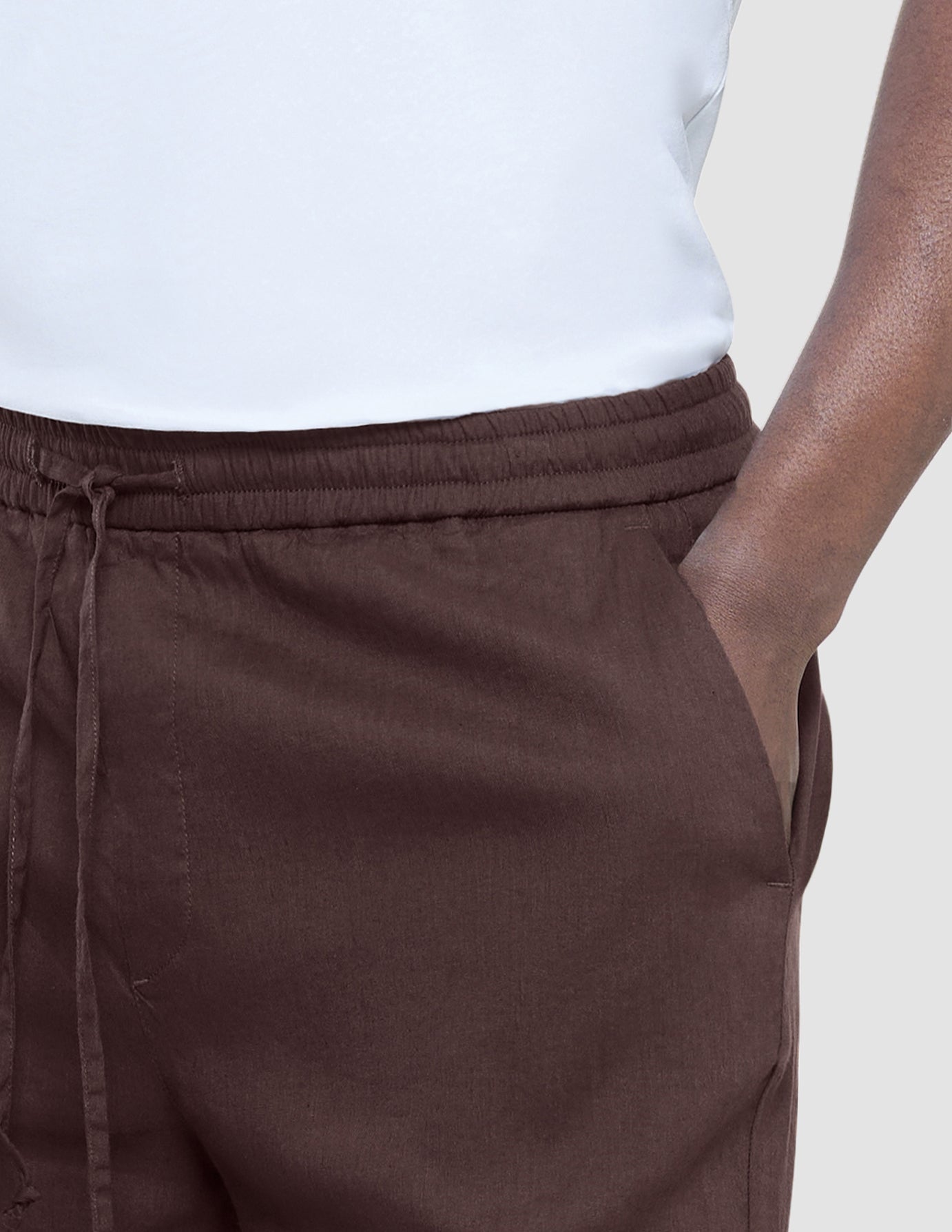 Pantalones de lino de alta calidad, color marrón oscuro