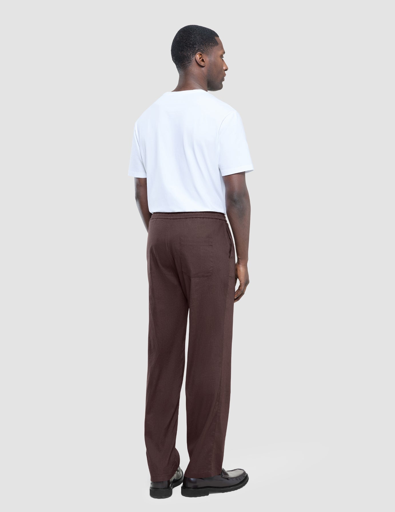 Pantalones de lino de alta calidad, color marrón oscuro