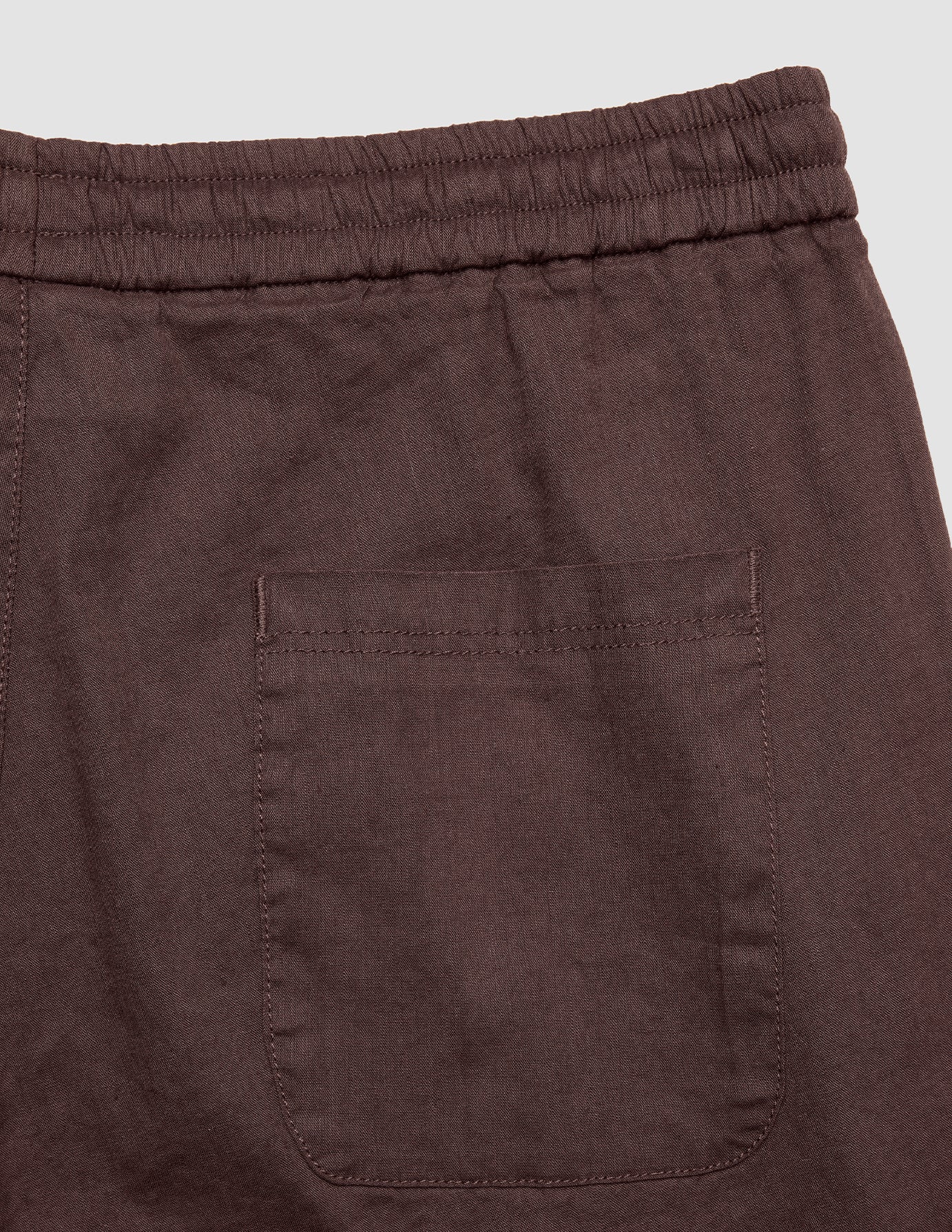 Pantalones de lino de alta calidad, color marrón oscuro