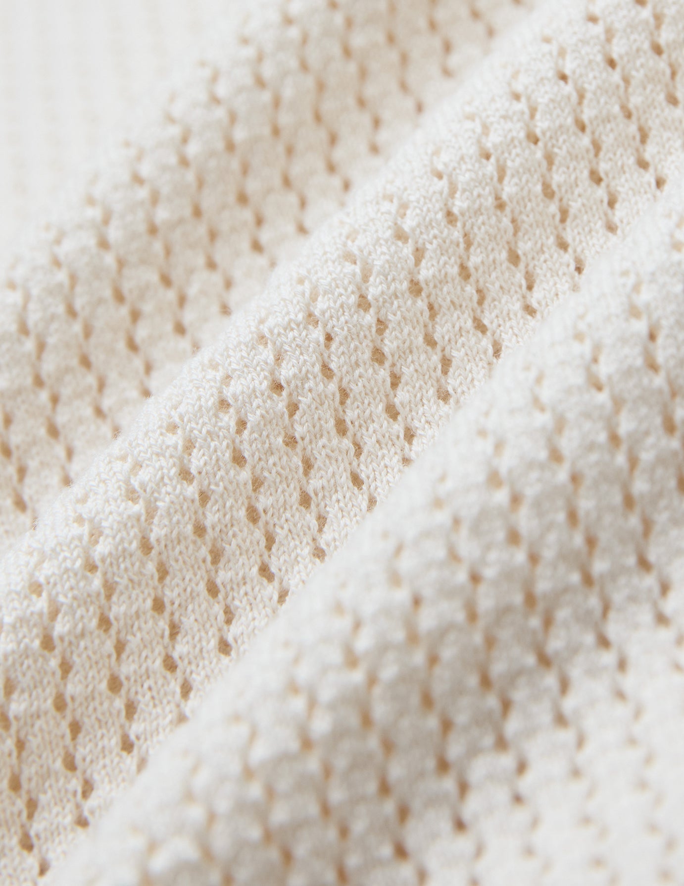 Polo de manga corta de punto texturizado, color crema