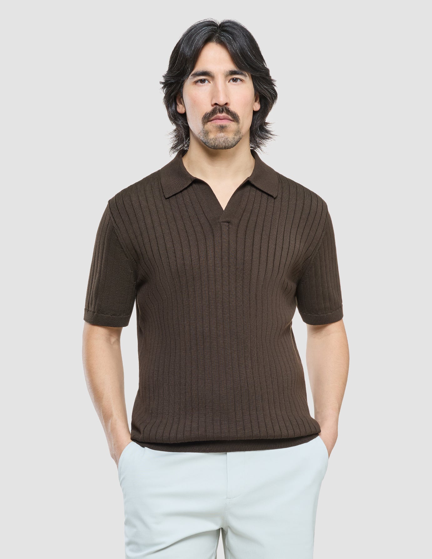 Polo de punto de manga corta con cuello en V, Marrón oscuro