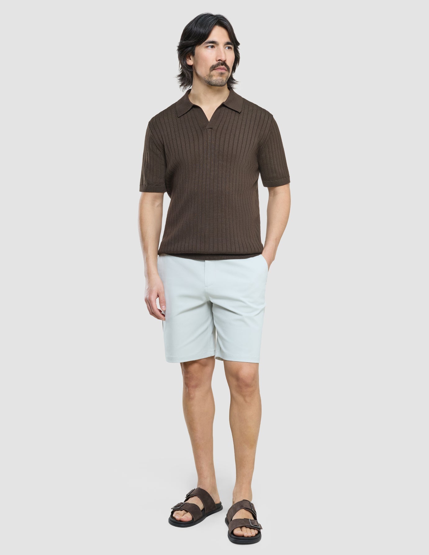 Polo de punto de manga corta con cuello en V, Marrón oscuro