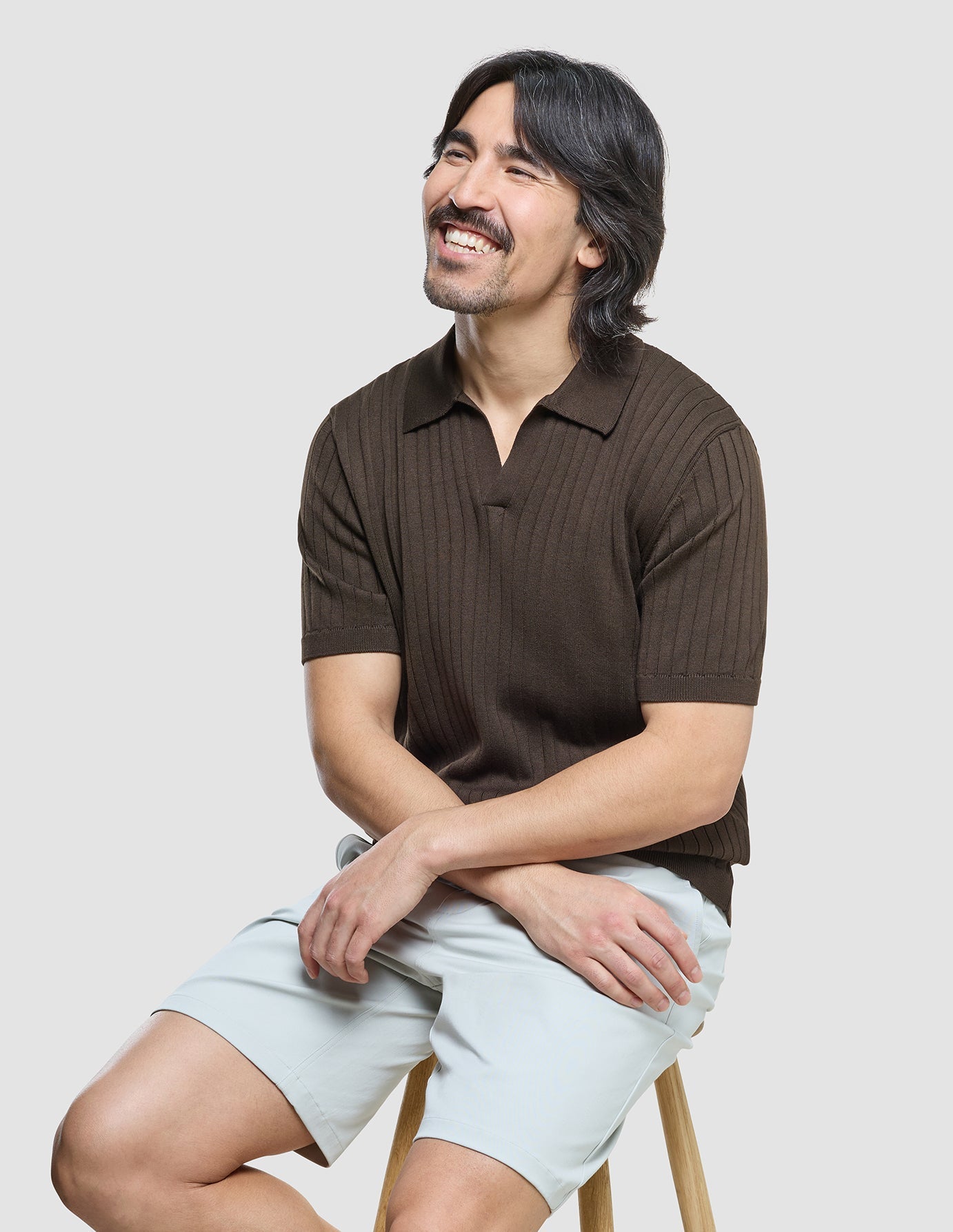 Polo de punto de manga corta con cuello en V, Marrón oscuro