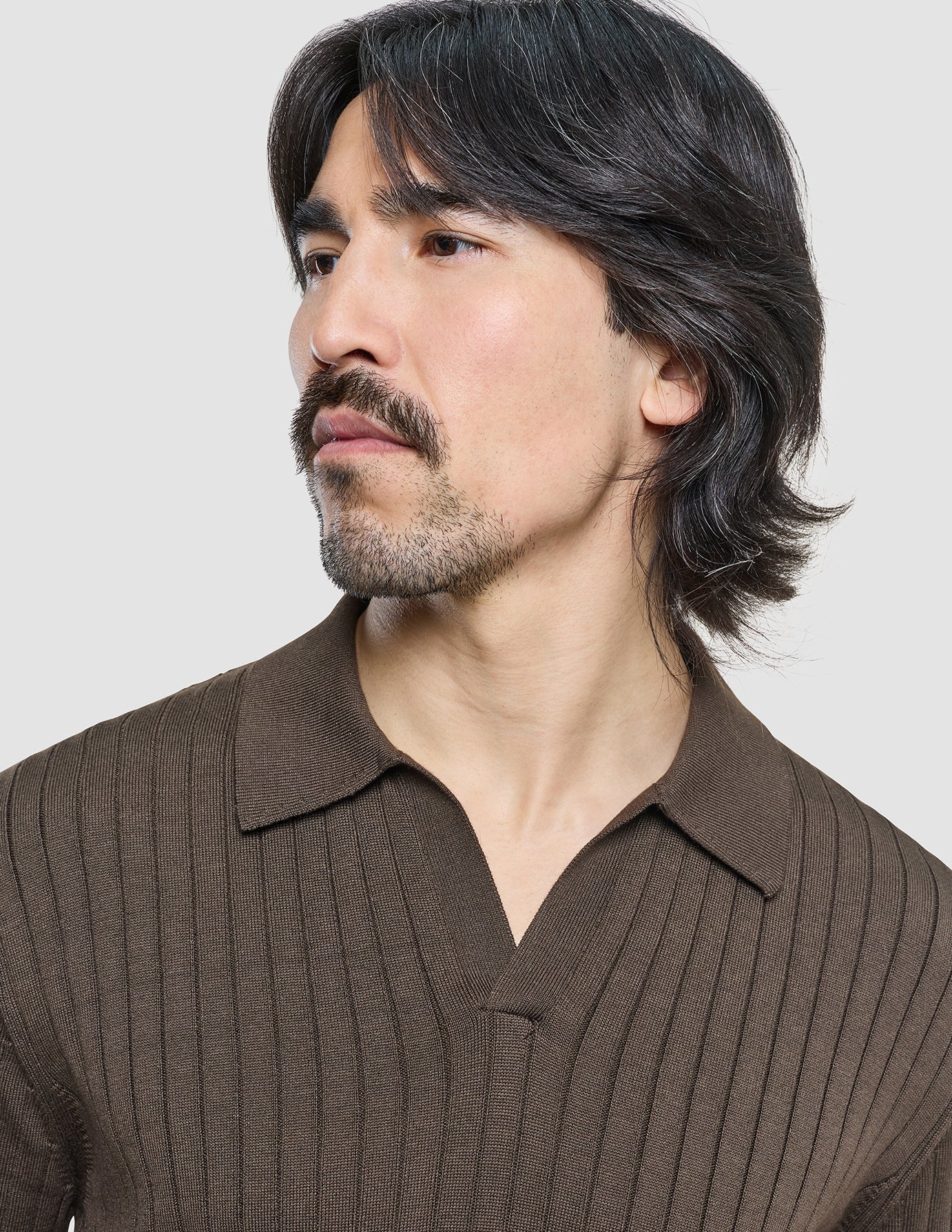 Polo de punto de manga corta con cuello en V, Marrón oscuro