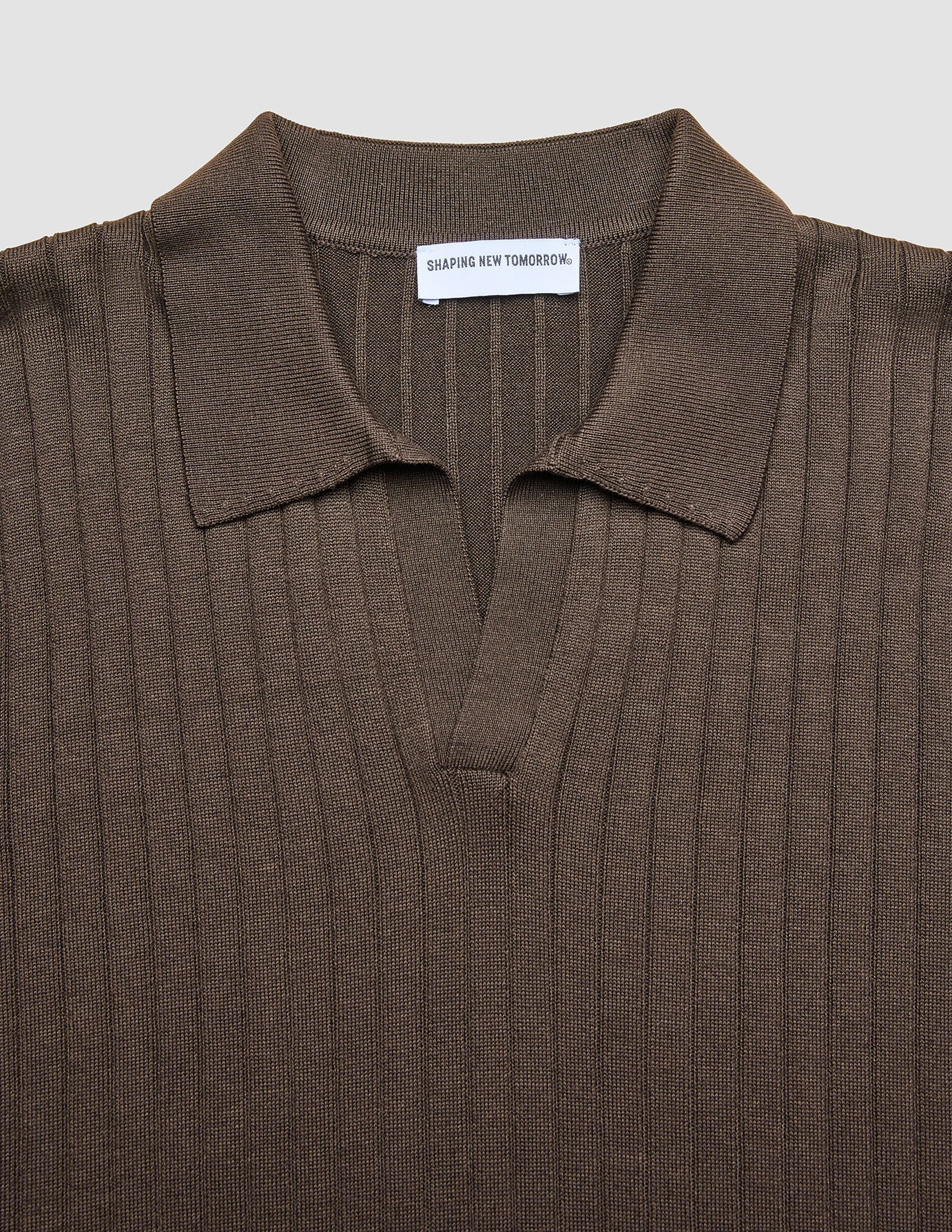 Polo de punto de manga corta con cuello en V, Marrón oscuro